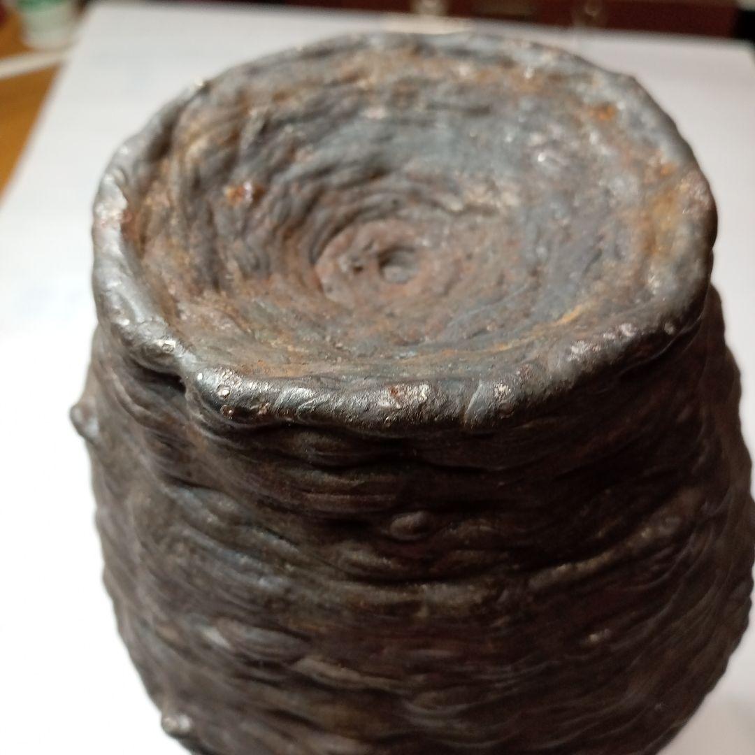 黒色の細長い金属瓶