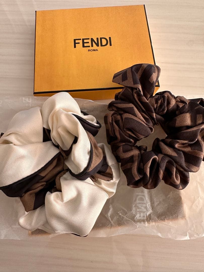 FENDI シュシュ 2個セット ホワイト ブラウン