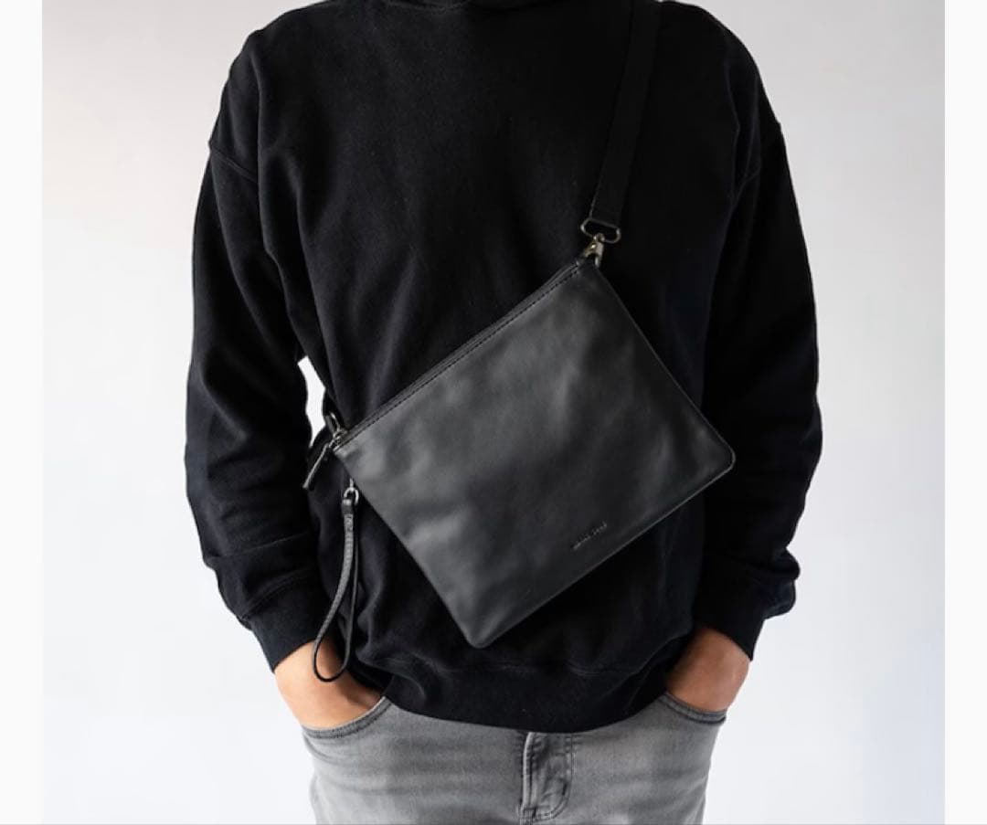 MILAN BLACK軽量レザーサコッシュ MORAL CODE