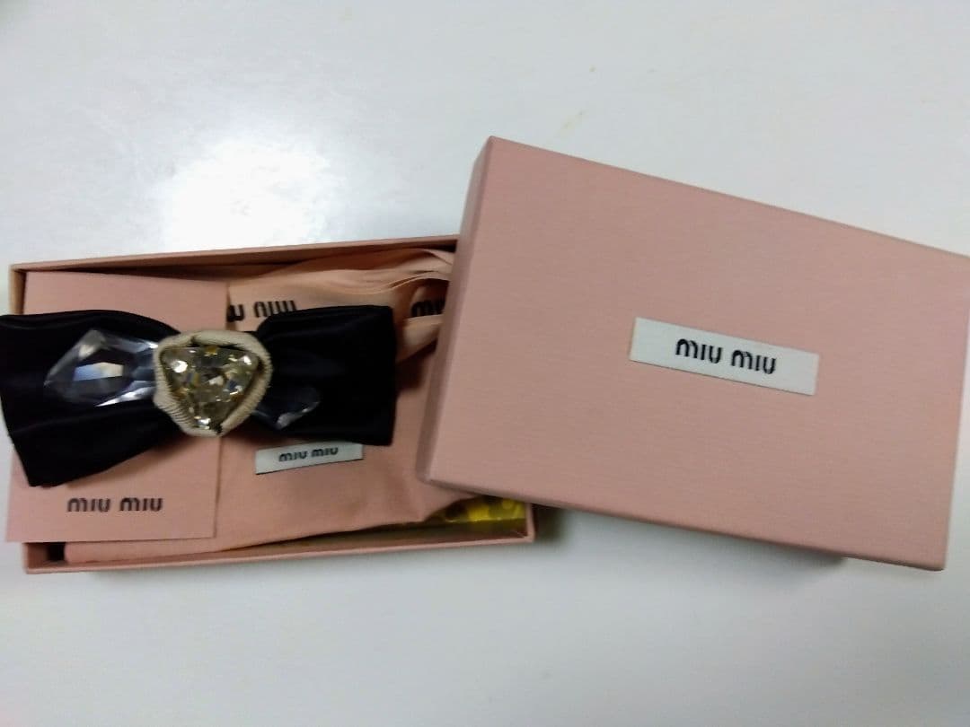 miumiuブローチ