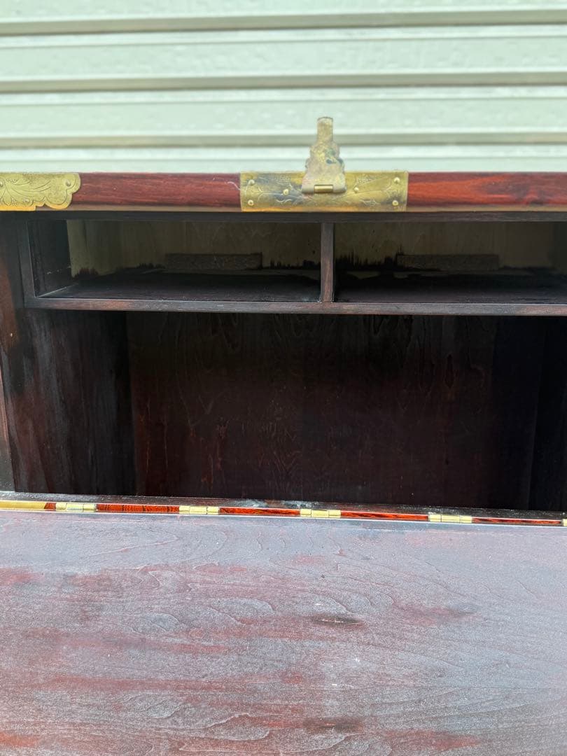 伝統的な木製箪笥 金具装飾付き