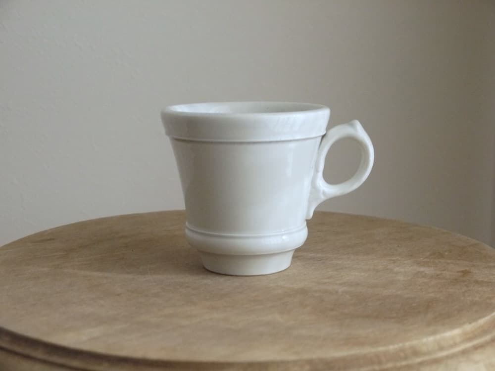 フランスアンティーク 枯れたクレイユモントローの白いブリュロ コーヒーカップ