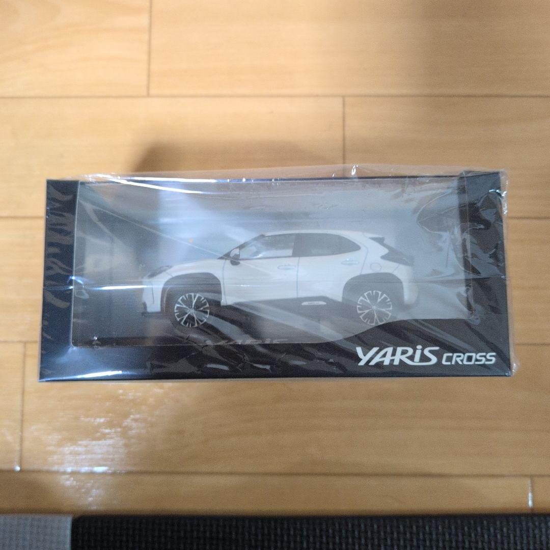 YARIS CROSS ホワイト 未開封