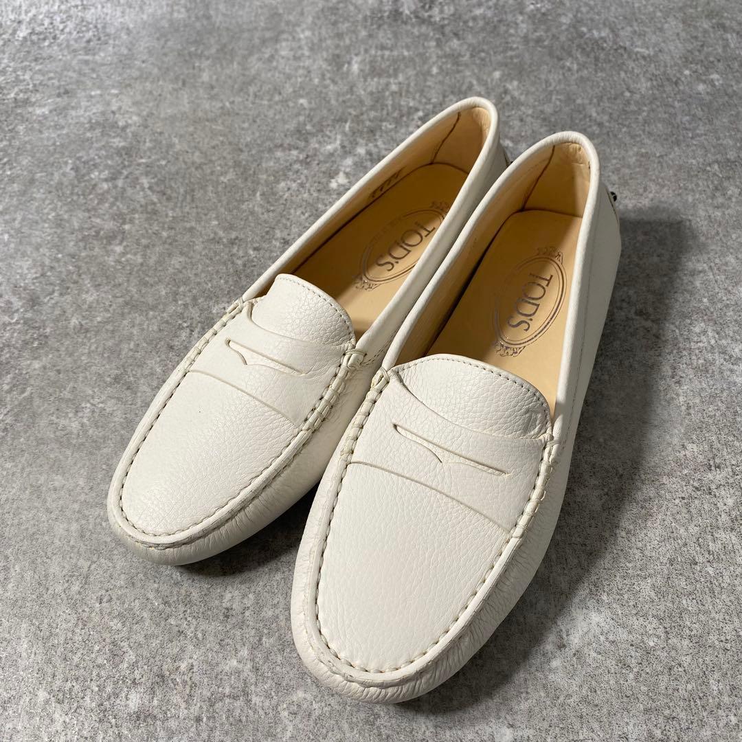 極美品　トッズ シティ ゴンミーニ レザー ドライビングシューズ　ホワイト