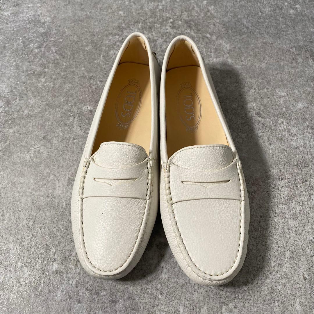極美品　トッズ シティ ゴンミーニ レザー ドライビングシューズ　ホワイト