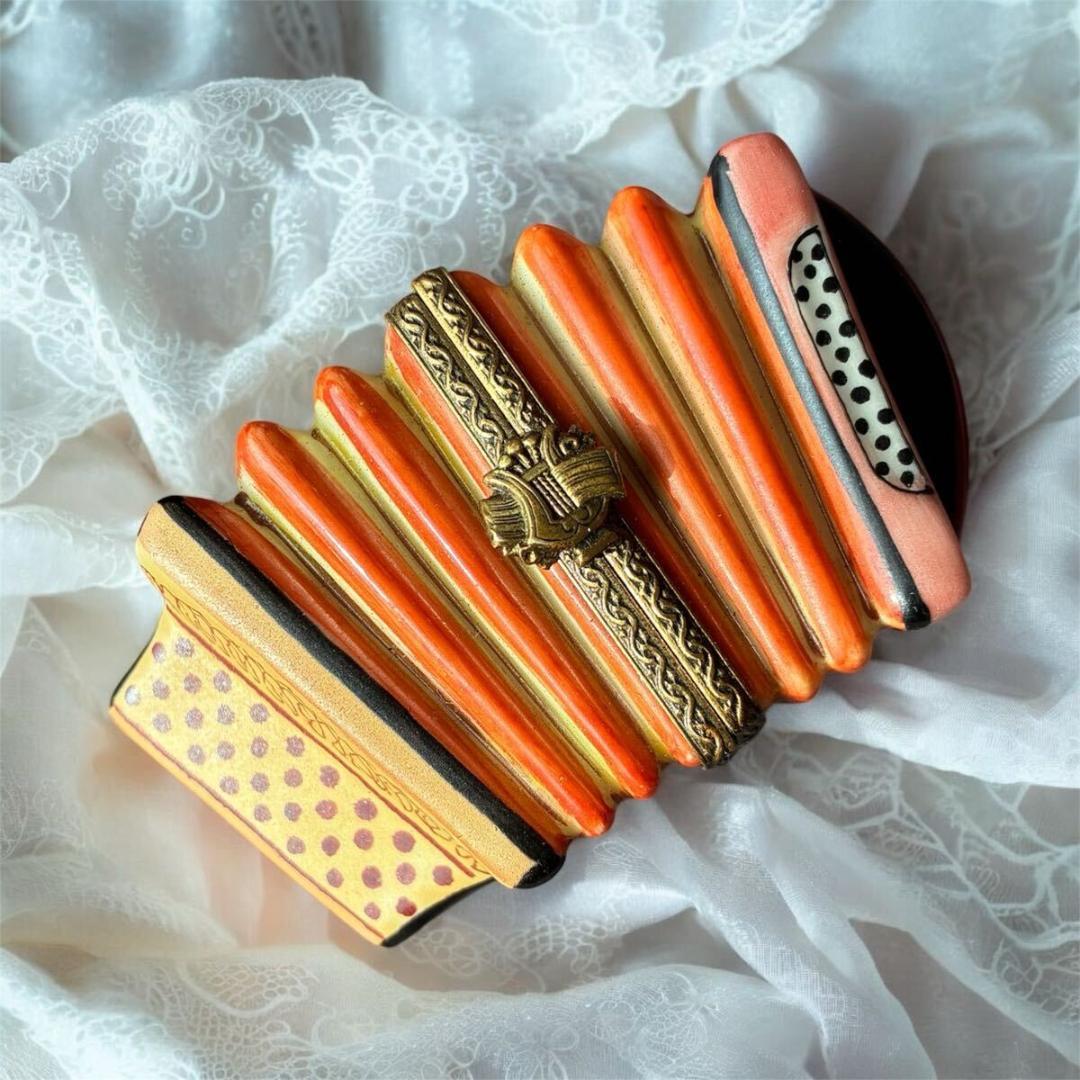 【心弾むアコーディオン】リモージュボックス 希少モチーフ 小物入れ ピルケース