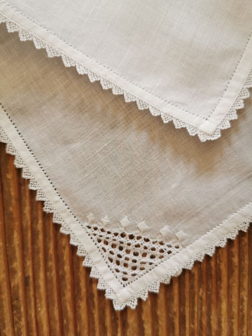 アンティーク 緻密なシュバルム白糸刺繍 繊細なトライアングルフリル ハンカチ β