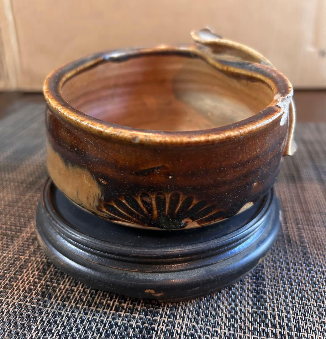 希少　桃山　掘の手（発掘品）菊花紋　織部　三つ足　香炉　飴釉（卯の花釉）