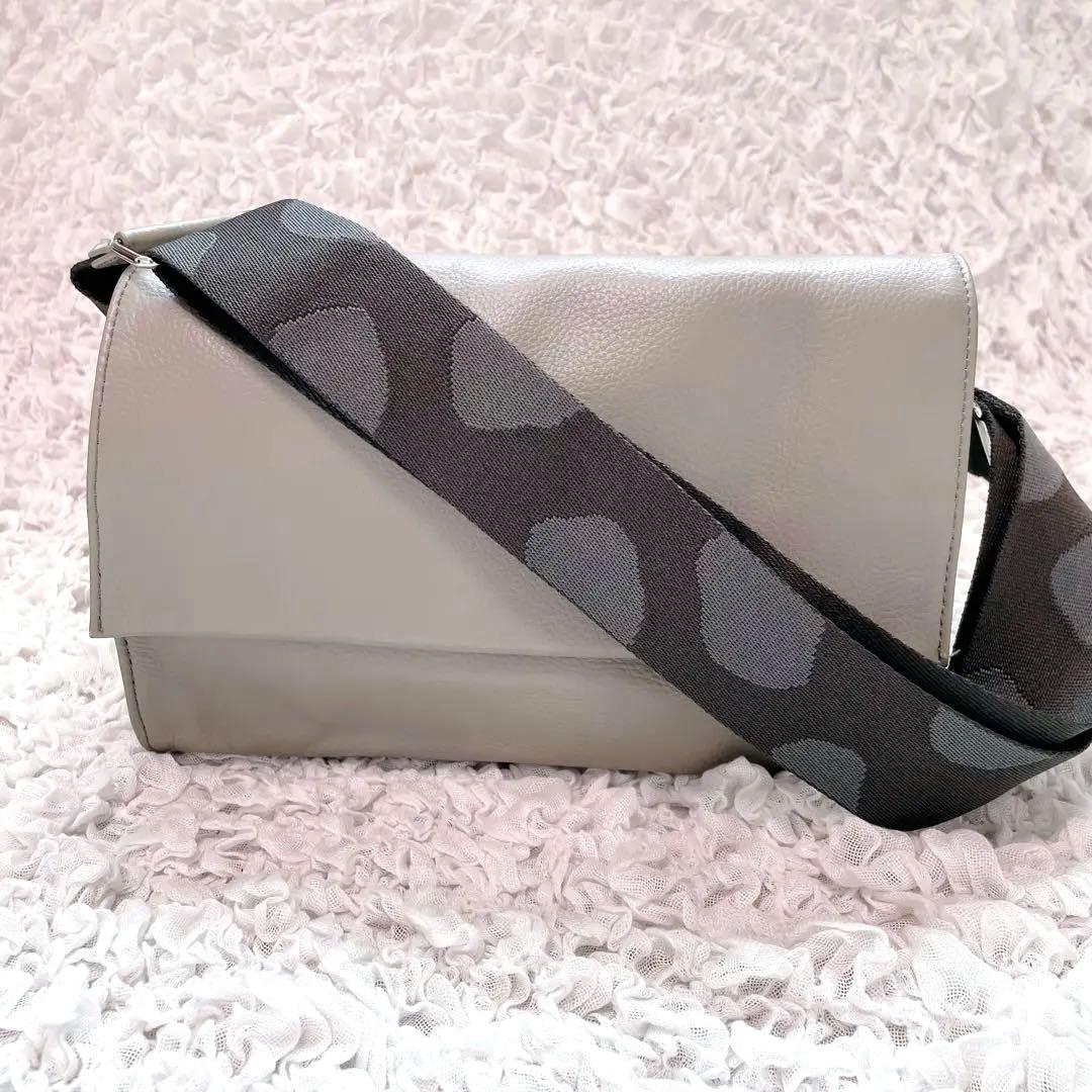 美品✨ear PAPILLONNER 柄テープボディバッグ ダルメシアン グレー