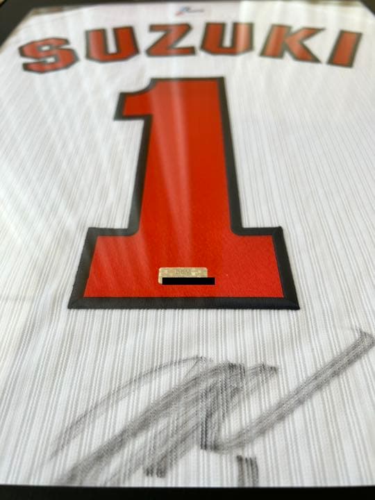 BBM・広島カープ・鈴木誠也・直筆サイン入りユニフォーム