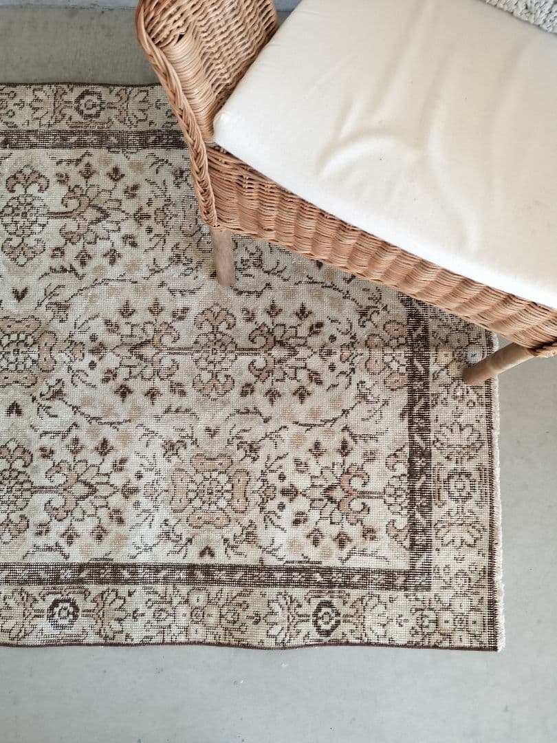 ベージュとチョコレートブラウンのノスタルジックラグ　No.708