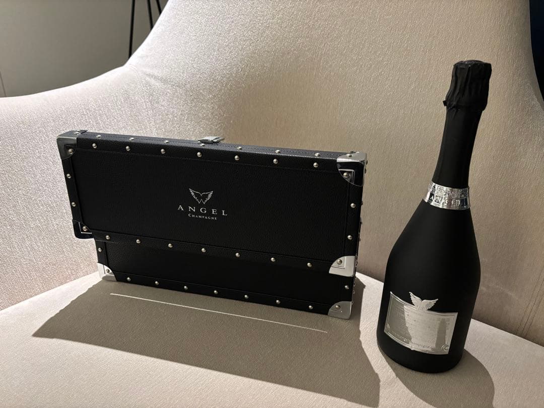ANGEL シャンパン 黒いボトルとケース付き