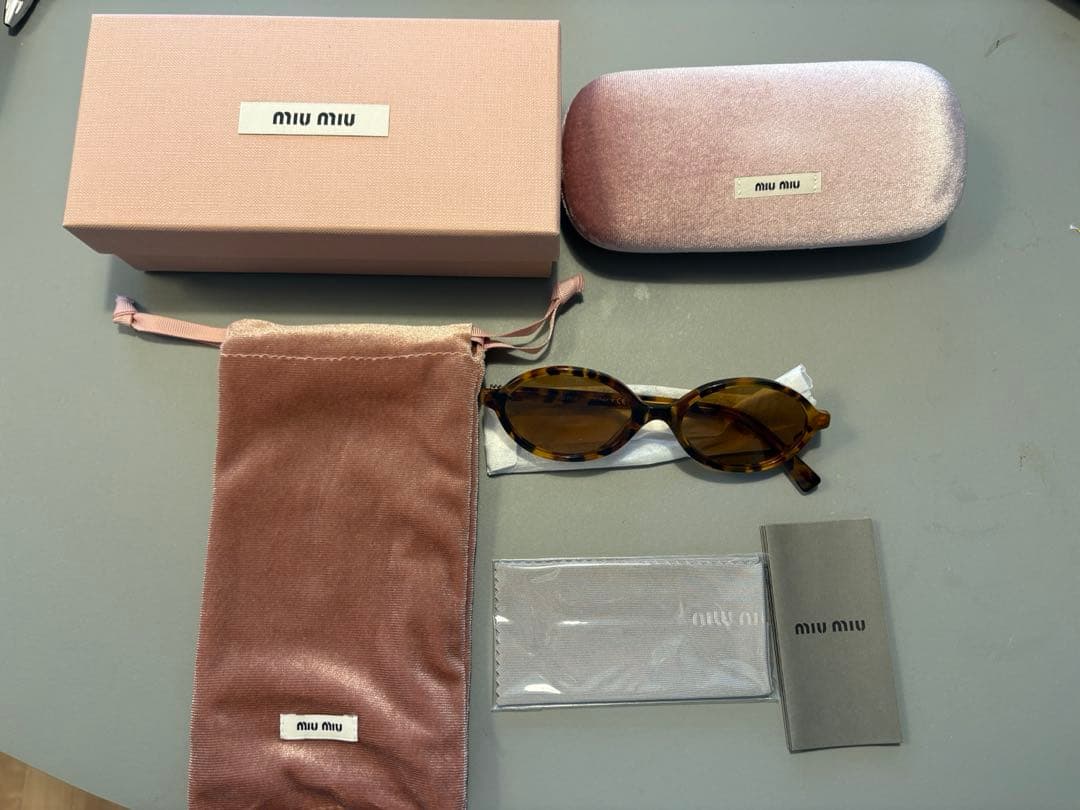 MIUMIU オーバル サングラス SMU 04Z