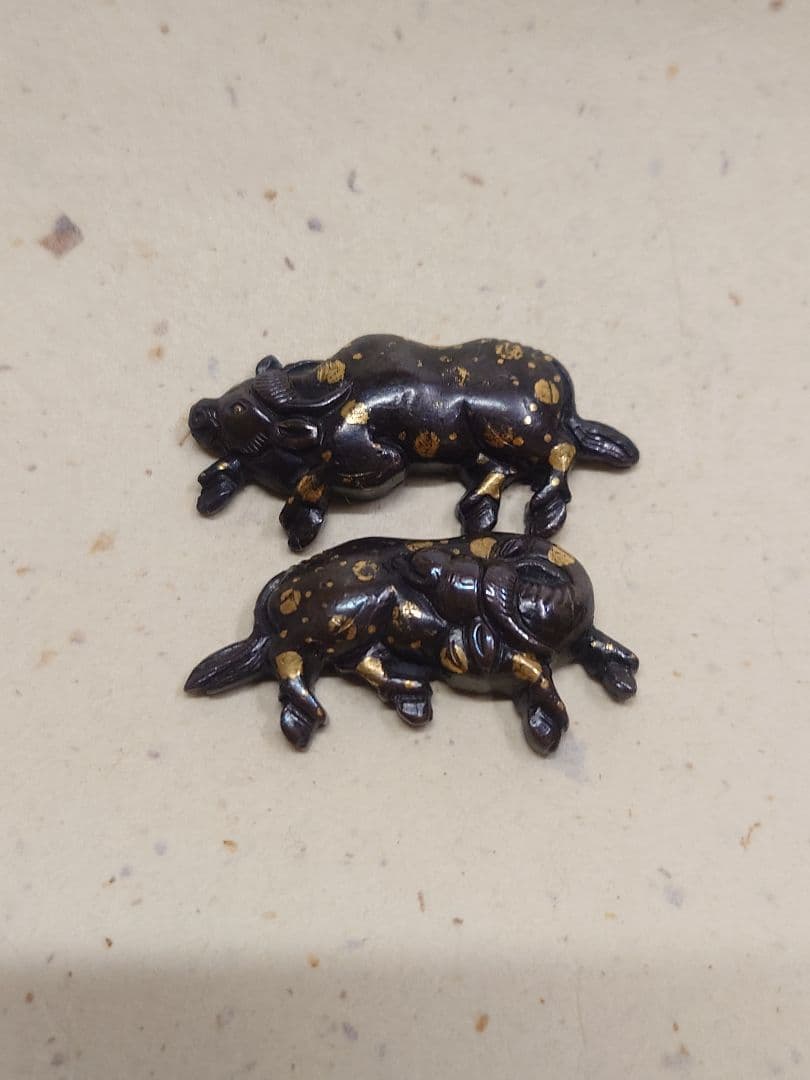 目貫、赤銅地に水牛図