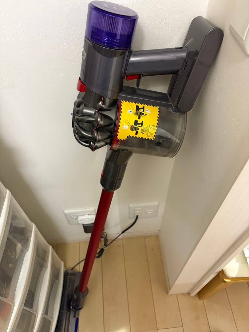 Dyson V8 slim fluffy＋　付属品多数未使用　コードレス掃除機