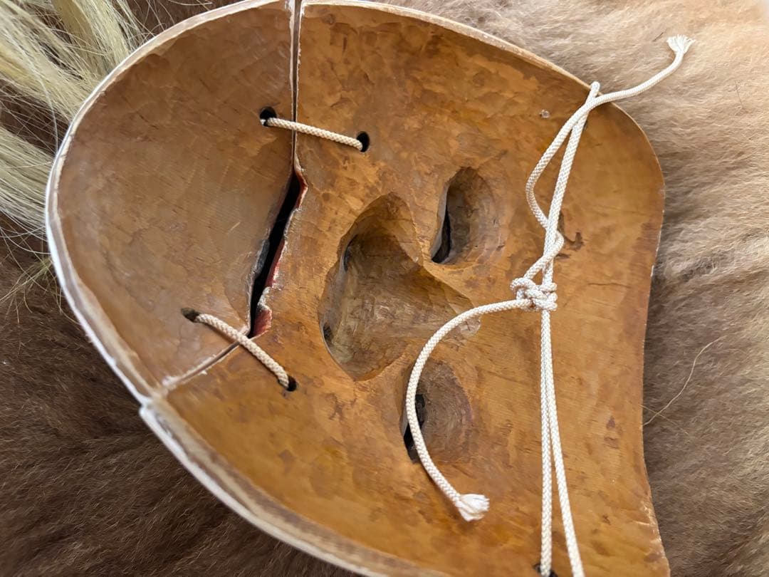 伝統的な能面 木製 毛の装飾付き　Japanビンテージ骨董