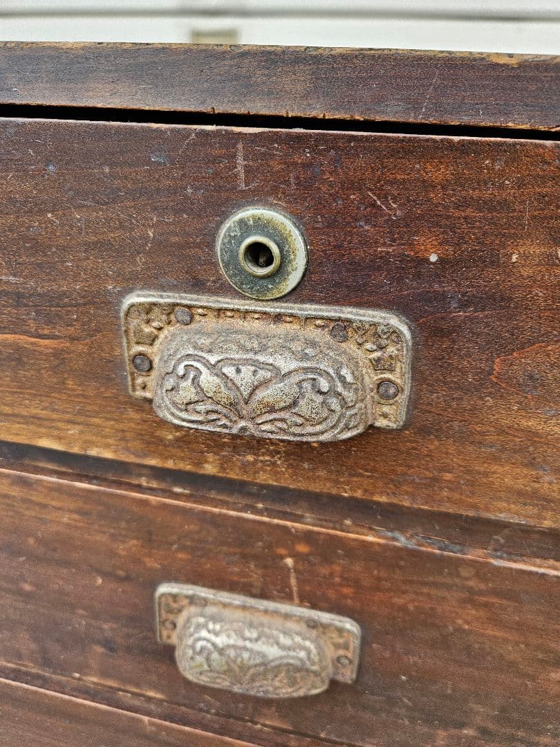 日本のアンティーク 古い木の箪笥 抽斗 6杯 引出し チェスト 飾り棚 木製