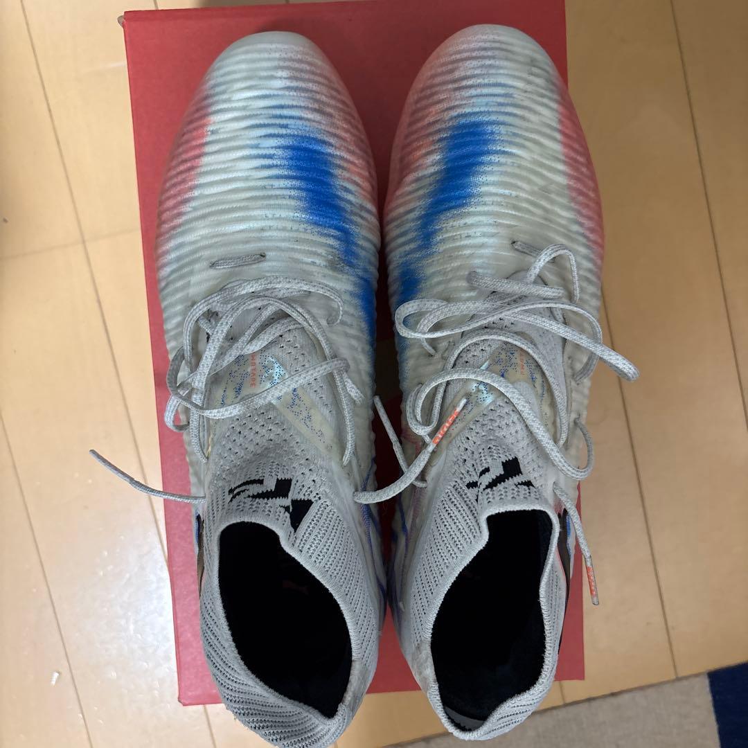 サッカーシューズ・スパイク ホワイト/ブルー/レッド