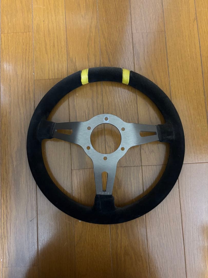 momo スエード ステアリングホイール