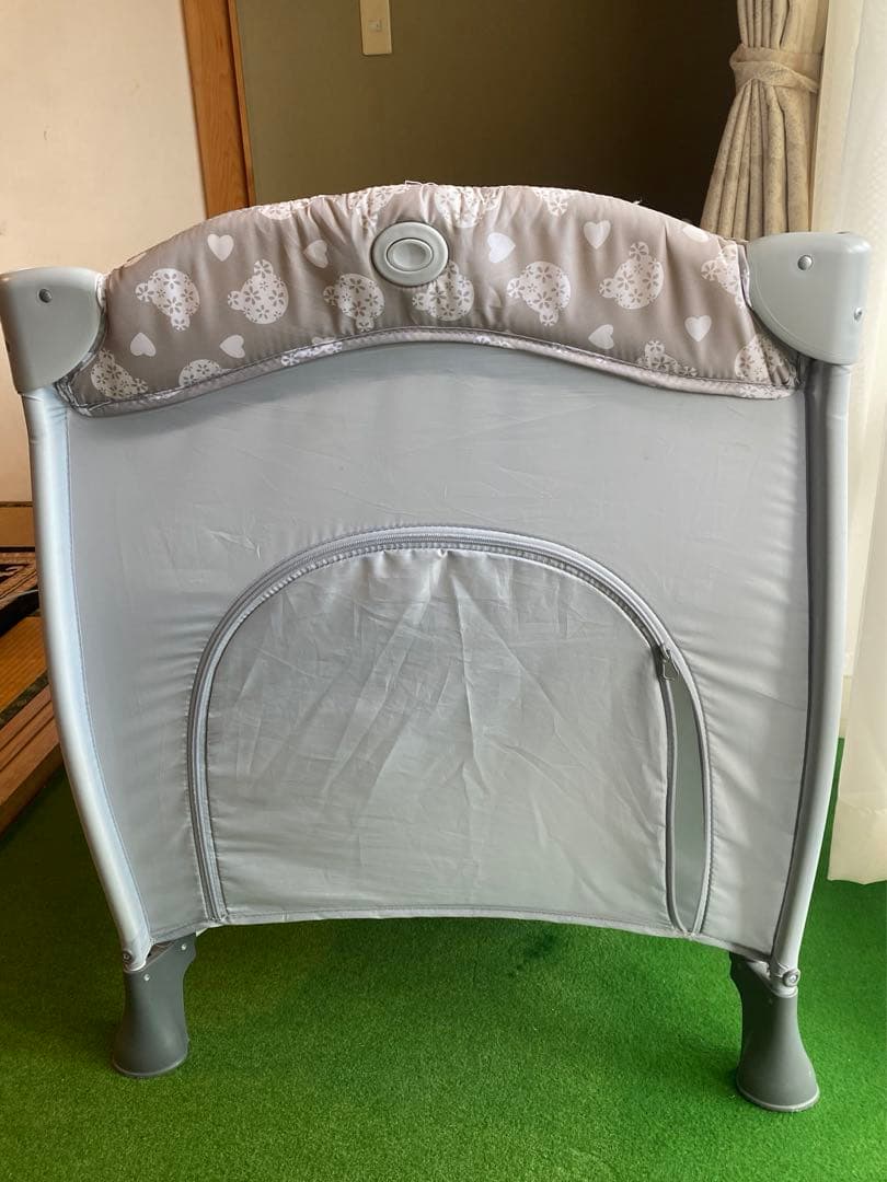 折りたたみ式ベビーベッド グレーとベージュ