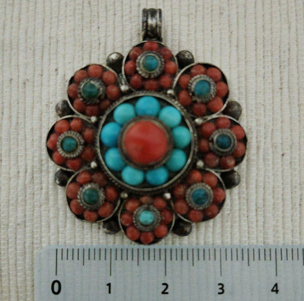 アンティーク　ターコイズと山サンゴのお守りペンダントトップ　ブローチにも