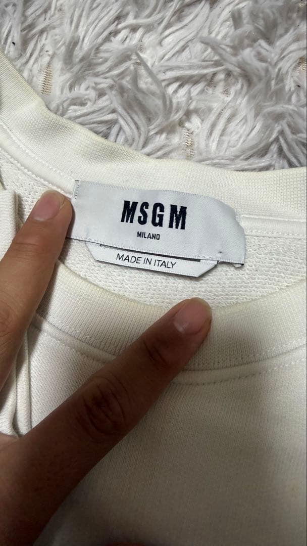 MSGMホワイトサイズsの裏起毛になっています 欲しい方是非購入してください。
