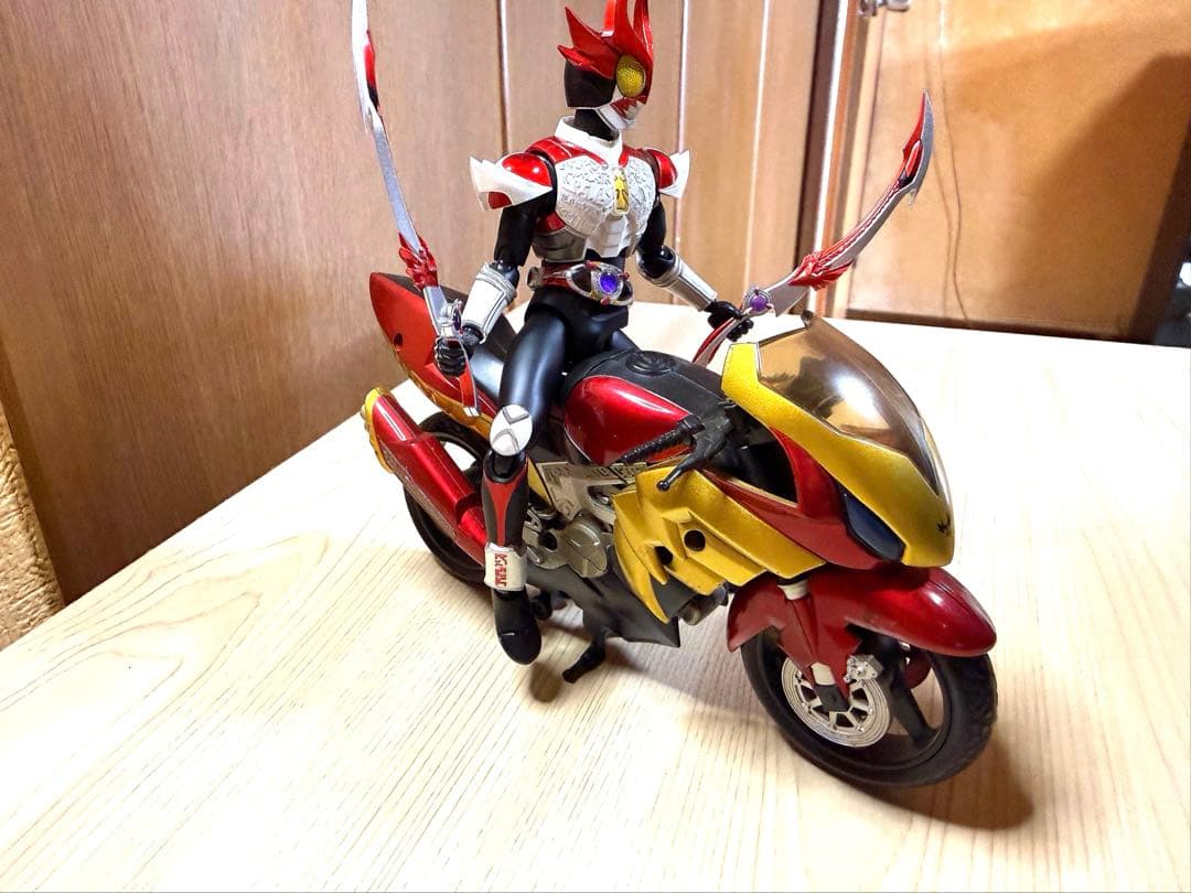 フィギュアーツ仮面ライダーアギトシャイニングフォーム＆マシントルネイダー