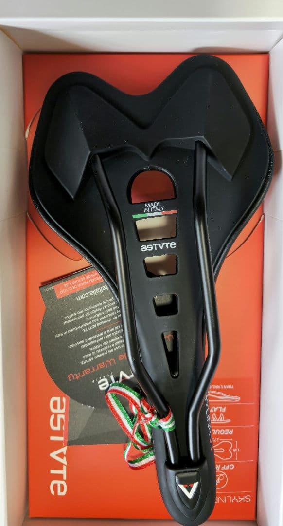 未使用 ASTVTEアスチュート SKYLINE-VT TACA 穴あきサドル