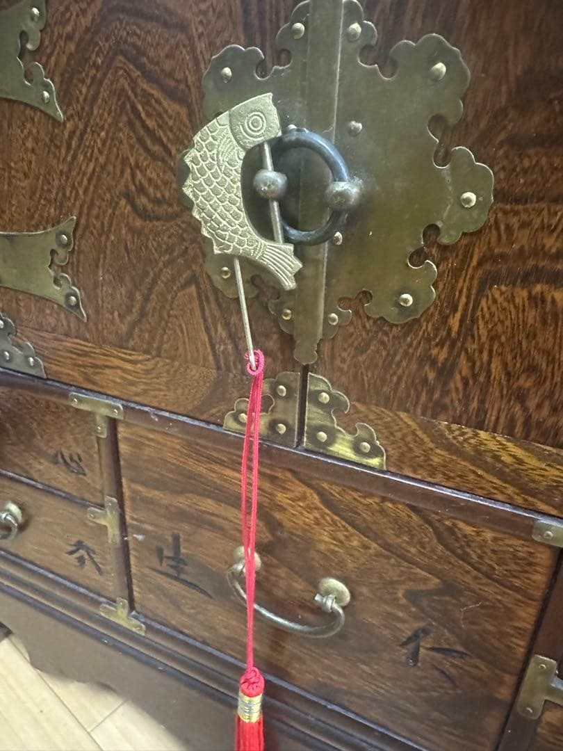 【希少】昔の薬箱箪笥 多引き出し 木製 真鍮金具 魚鍵付き 彫刻文字 古民家