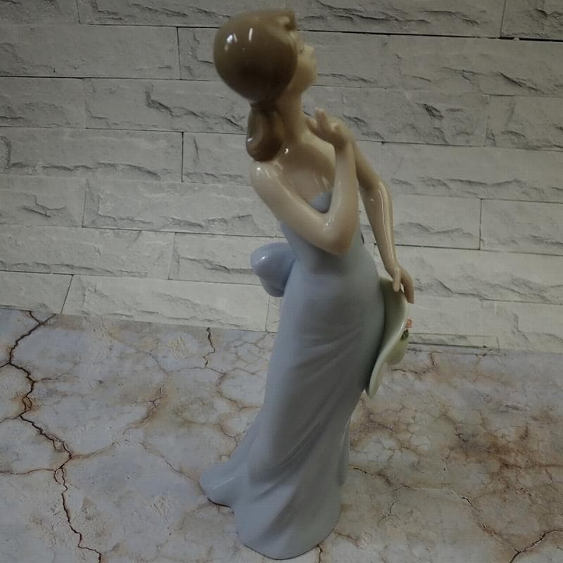 RU-6396 リヤドロ フィギュリン 貴婦人と帽子