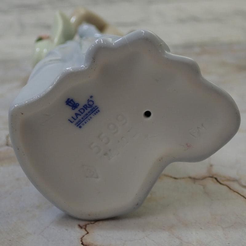 RU-6396 リヤドロ フィギュリン 貴婦人と帽子