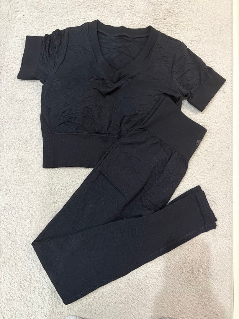 m*e様 ジオメトリックショートスリーブトップス&レギンス　ブラックSサイズ
