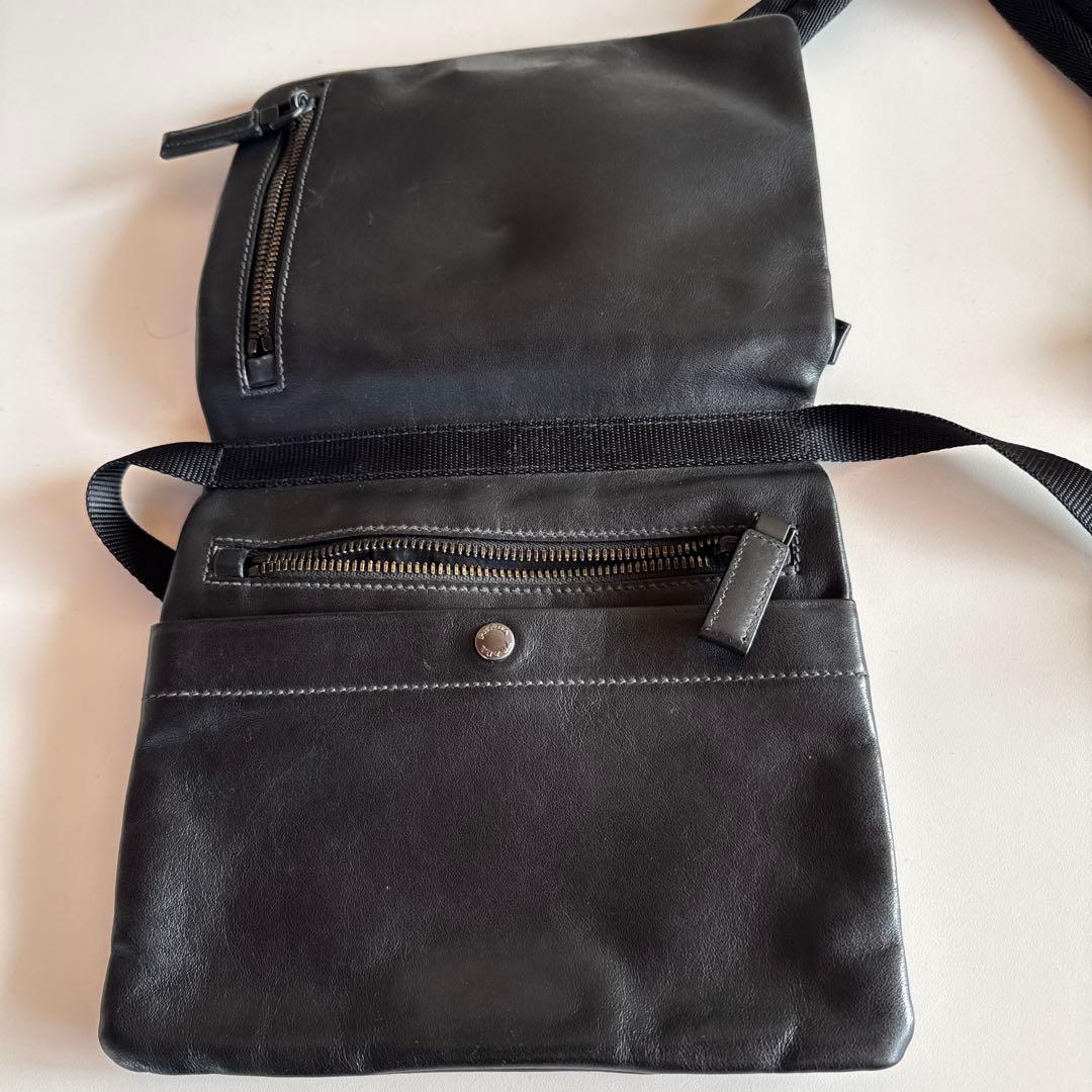 プラダ　レザーショルダーバック