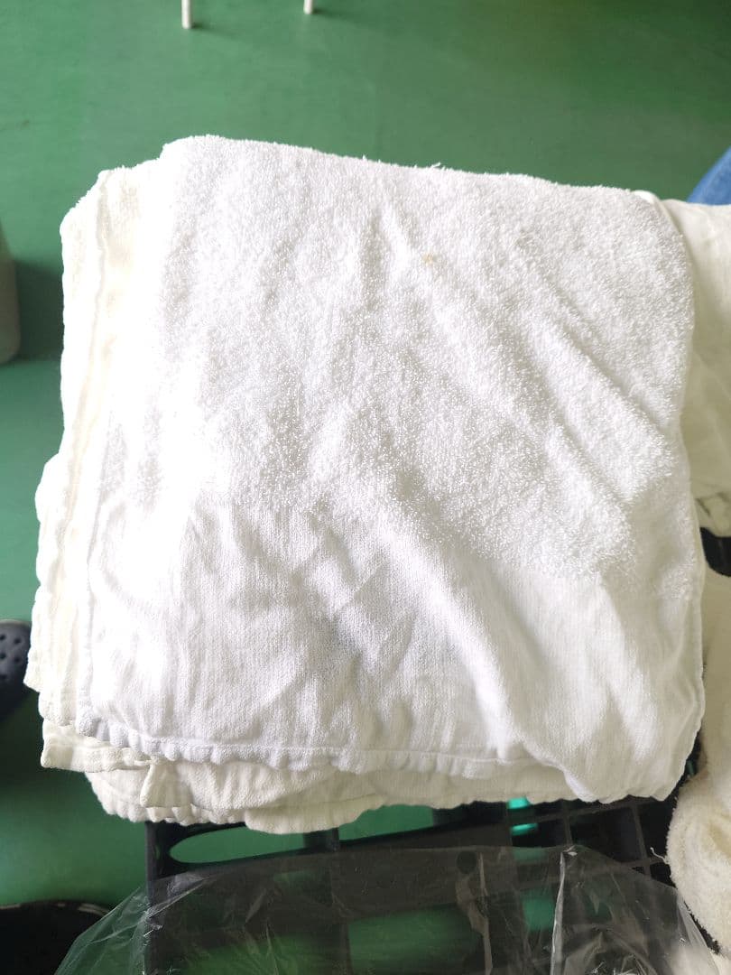 フェイスタオル　ウエス白色400枚薄め 折畳まず、広げて、数十枚を折り曲げて発送