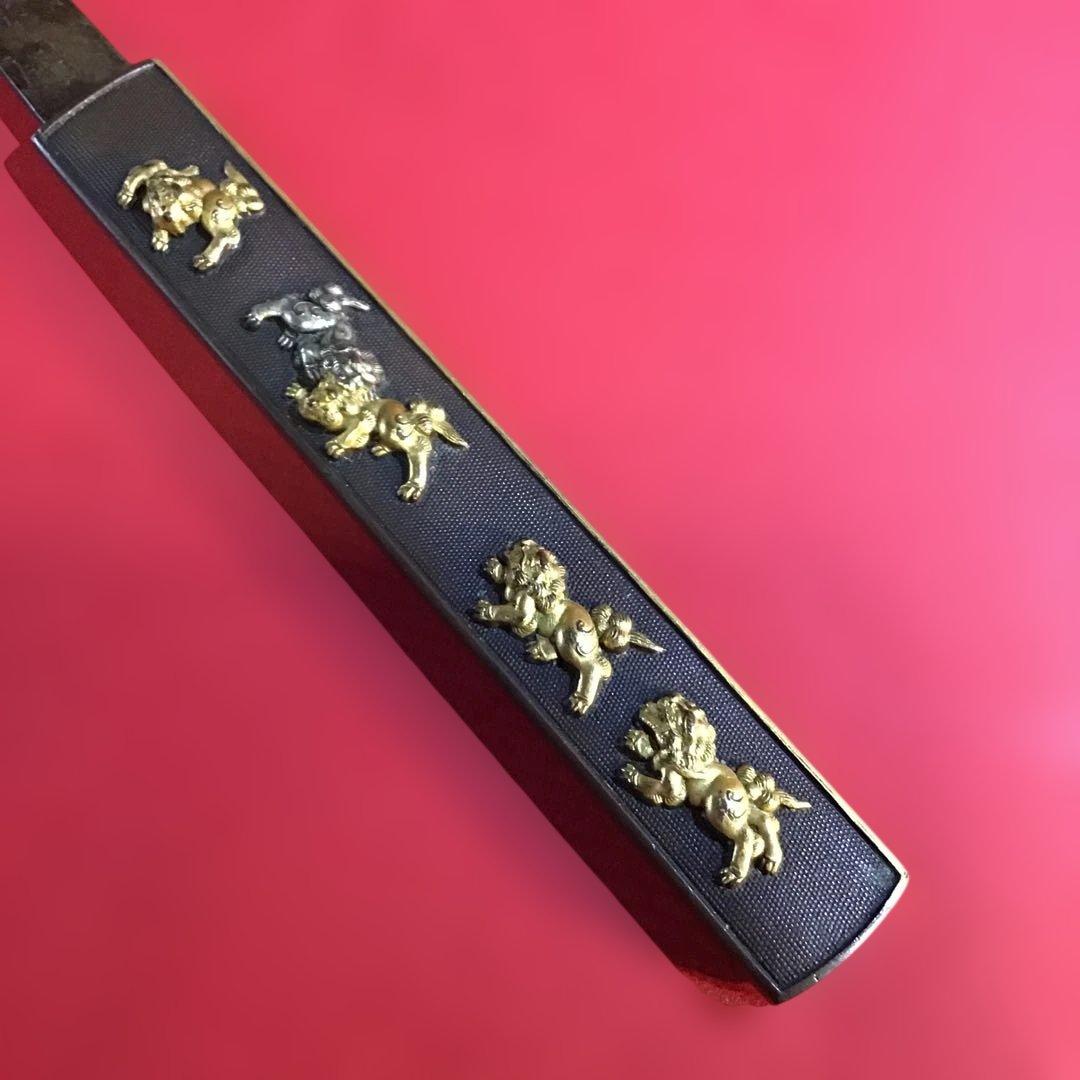 小柄　魚子地　金高彫　遊獅子図　大和守藤原国包刀銘