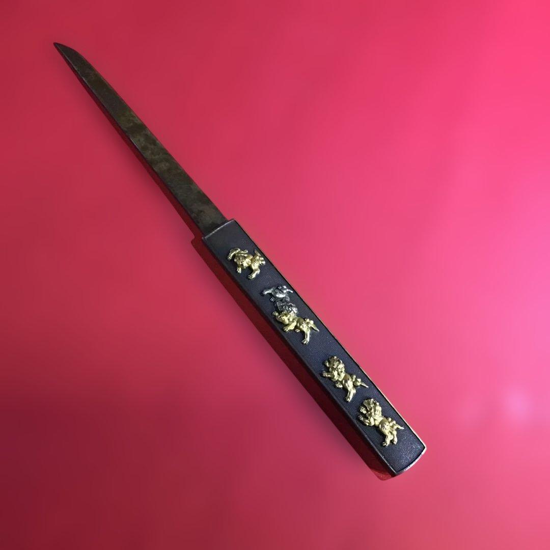 小柄　魚子地　金高彫　遊獅子図　大和守藤原国包刀銘