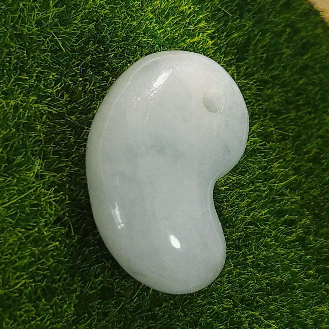 極上プレミアム・アイスジェイド・透明感抜群・艶美麗　糸魚川天然翡翠勾玉　X437