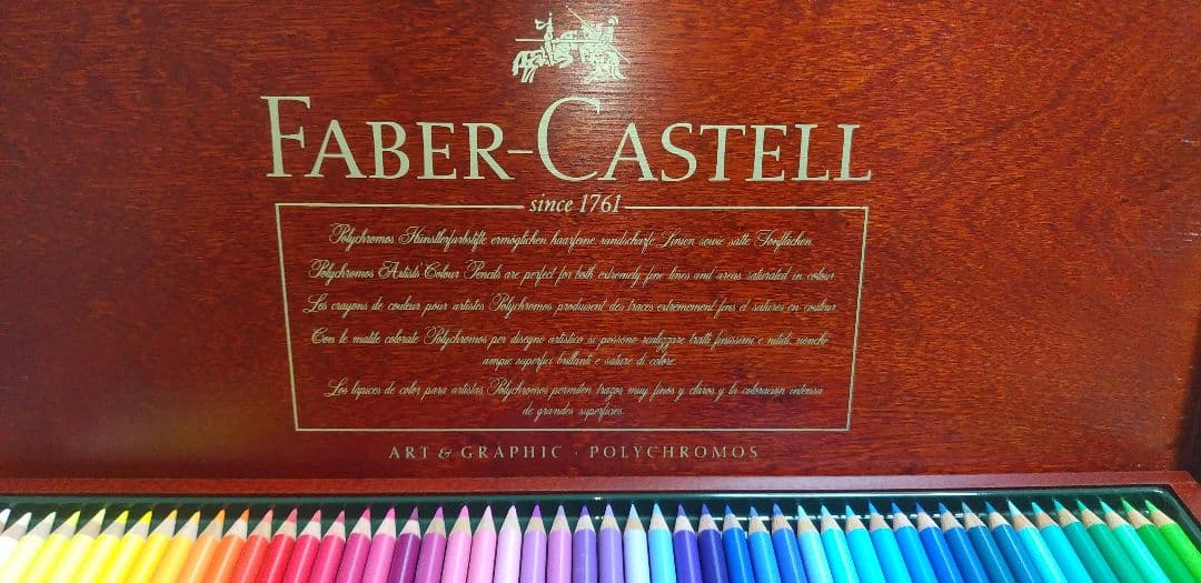 ファーバーカステルのポリクロモスの木箱入り色鉛筆100色、高級品です。