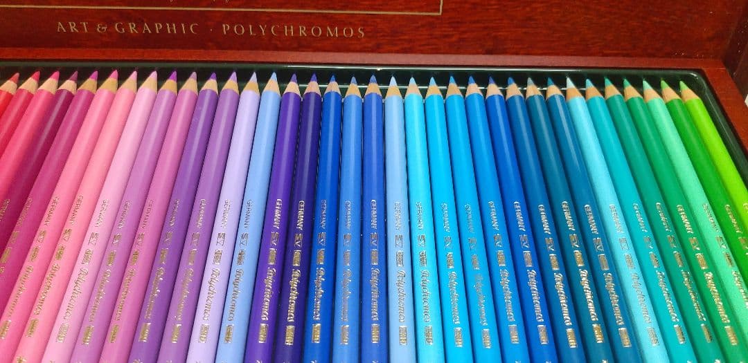 ファーバーカステルのポリクロモスの木箱入り色鉛筆100色、高級品です。