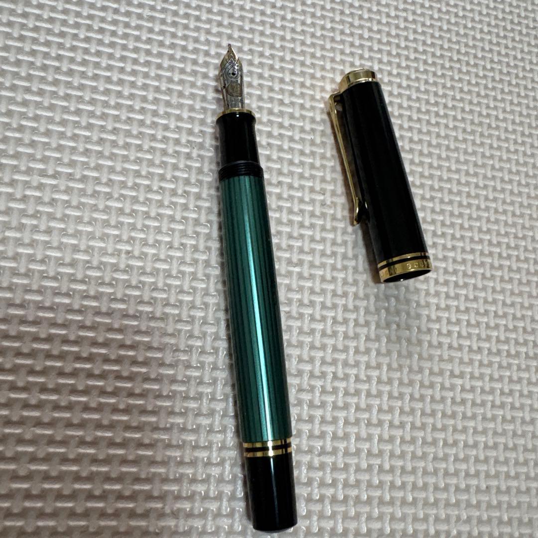 ペリカン緑と黒の万年筆 金色のリング付き
