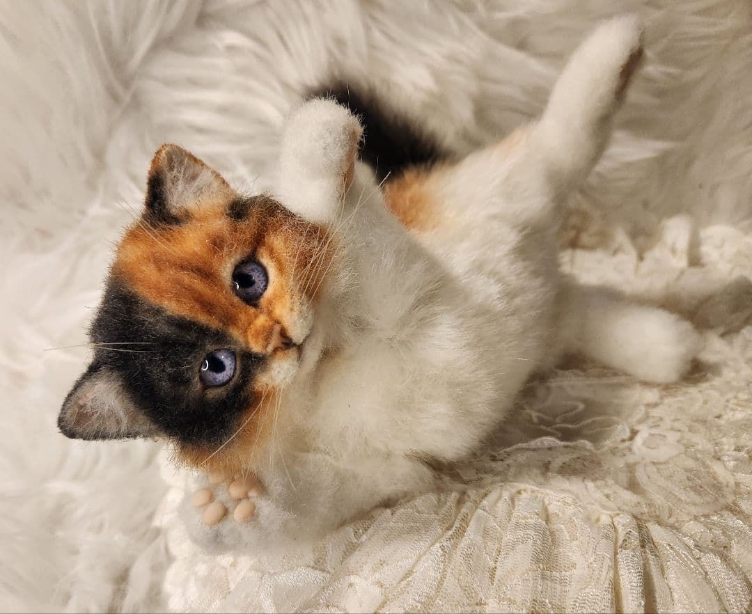 ひ*す様 海外作家 猫 三毛猫 ぬいぐるみ アートドール リアル 羊毛フェルト