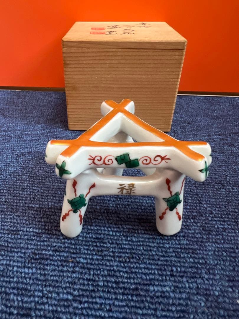 1219【茶道具】京焼　高野昭阿弥造　福禄寿　赤絵三ツ鳥居蓋置　未使用