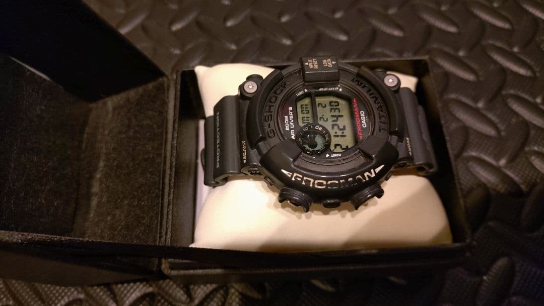 マ*4様 フロッグマン　メン・イン・ブラック