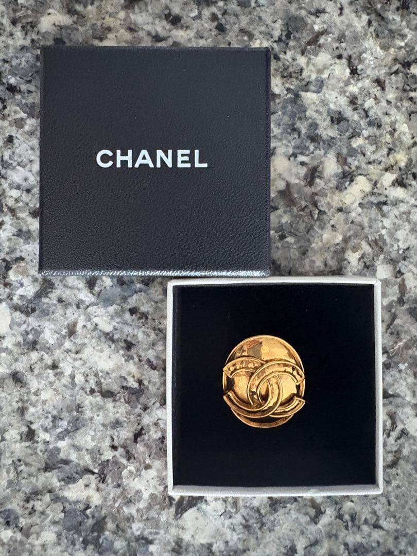 CHANEL CCロゴブローチ 94Ｐ　箱付き