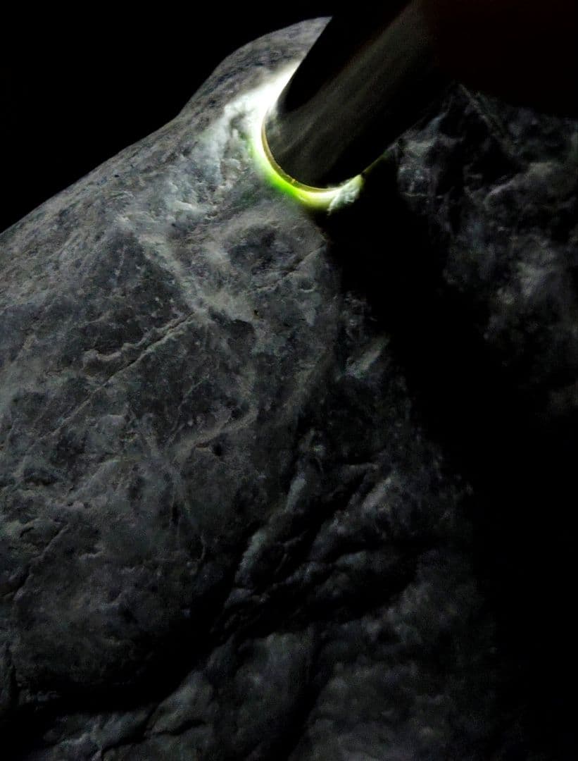 ★翡翠原石★糸魚川硬玉【小滝・転石・バレル底カット2.7Kｇ】