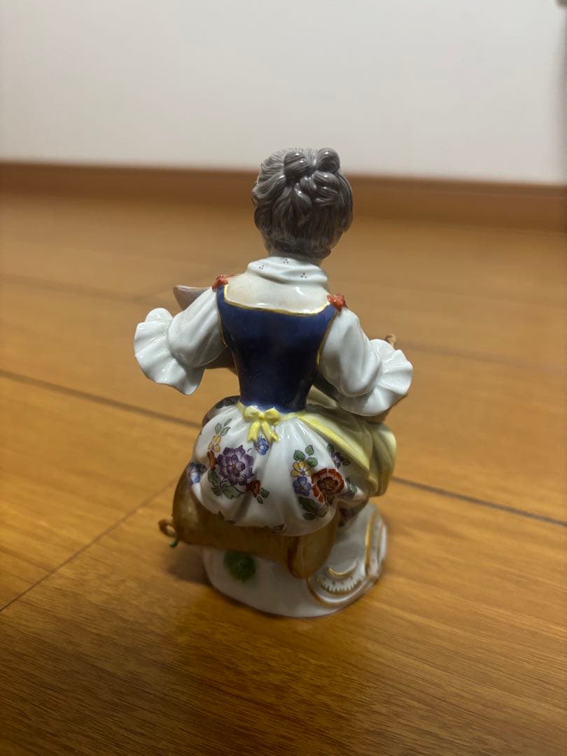 マイセン 花かごを持つ女性