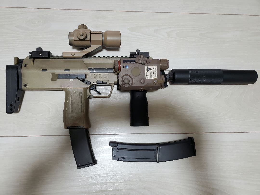 東京マルイ ガスガン MP7A2 サプレッサー等 カスタム　スペアマガジン付