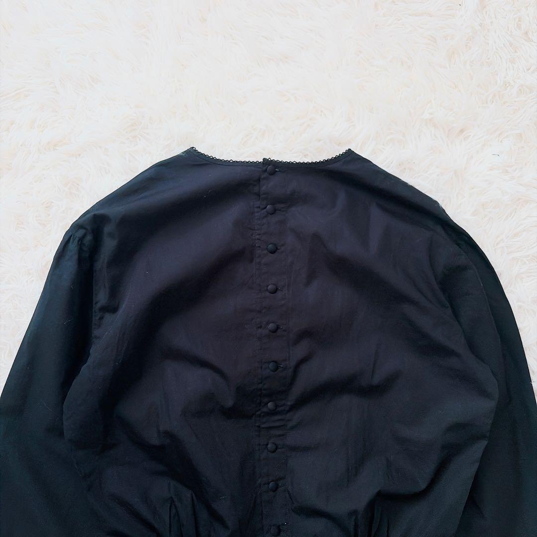 カネコイサオ　kaneko isao ピコフリルノーカラーブラウス　ベルト付　黒