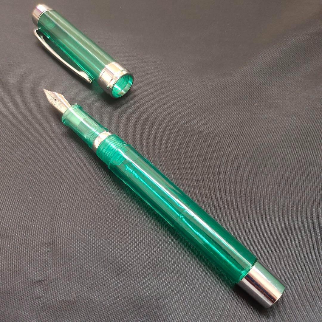 @透明な緑色の万年筆
