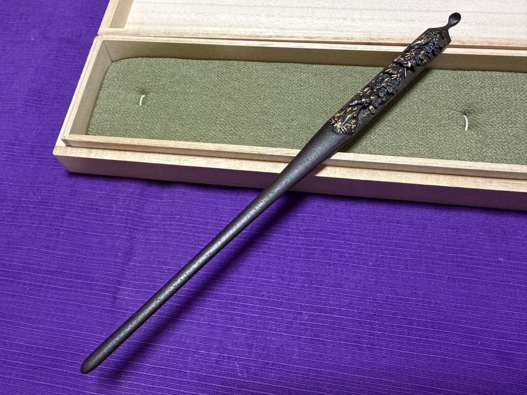 無銘　鉄元堂派　鉄地金銀象嵌　笄　桃園三傑図　出来抜群（刀装具目貫小柄小刀鍔鐔拵